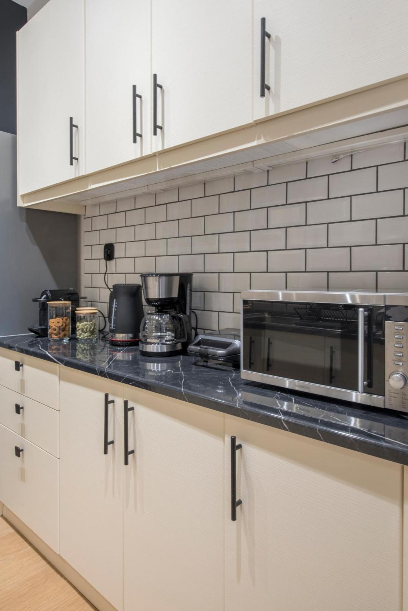 Modern Ilisian Apartment *